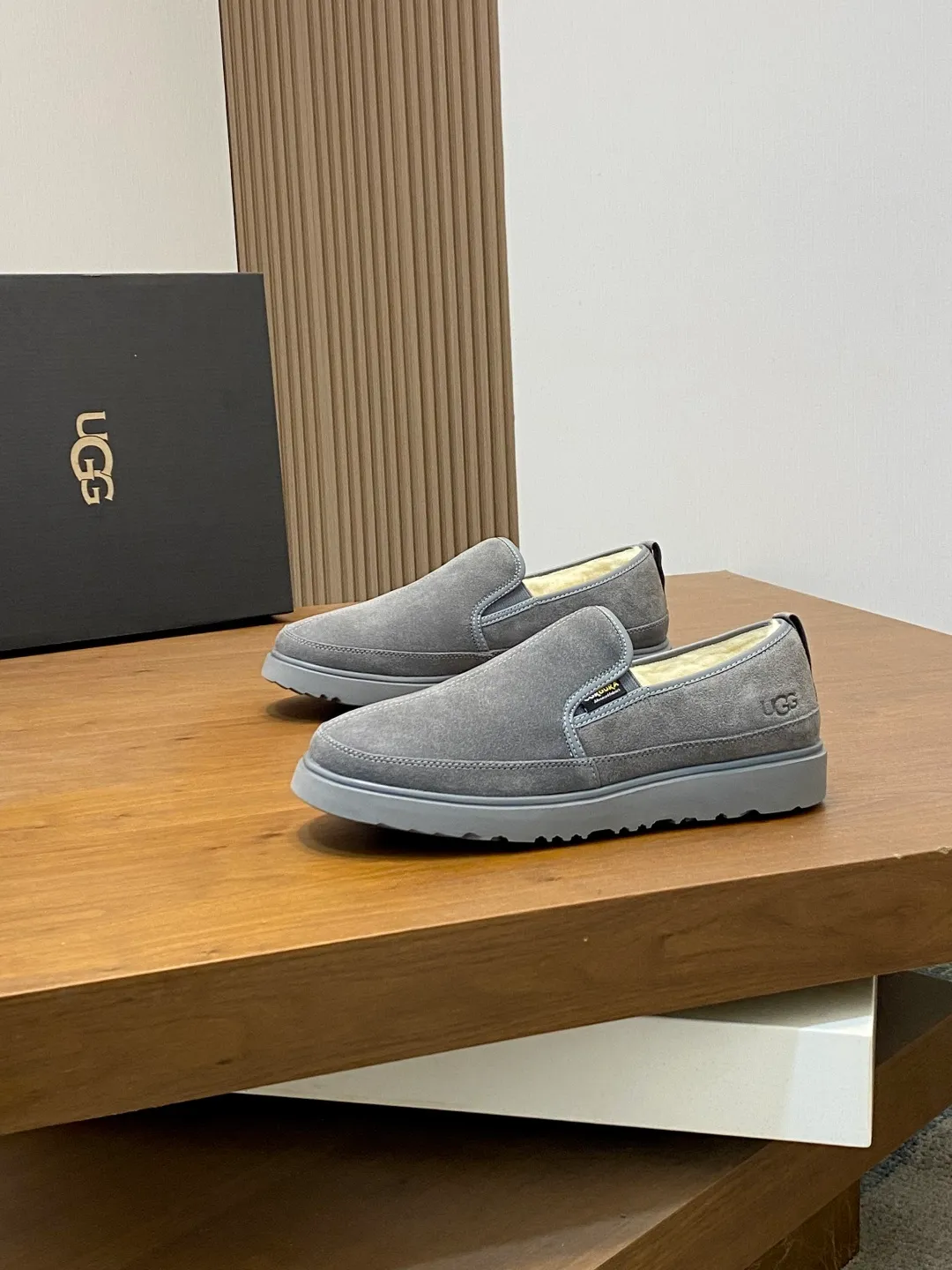 Men's shoes 💰580 New UGG fur-integrated men's simple and fashionable snow shoes. The most worth buying at the end of this year are warm casual shoes. Whether you are out and about at home, their comfortable and warm performance will be your most suitable fashion companion! The material is cowhide upper and imported wool is used inside. Two layers of cowhide for warmth and comfort! The eva+ rubber patch outsole is cushioned, non-slip and wear-resistant, and has good elasticity. It is light and wear-resistant, comfortable and soft, and the new simple cut is more fashionable. It has both practicality and fashion sense, so you no longer have to worry about how to match it in winter, while still maintaining your fashionable taste. High-quality genuine wool produced in Dongguan. The material depends on the details! Size: 39-40-41-42-43-44-45 sneaker size